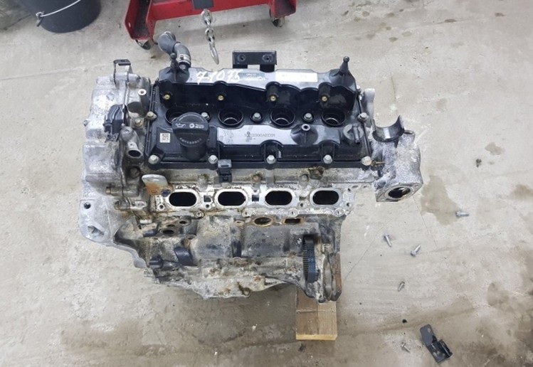 Двигатель демонтирован для ремонта и восстановления