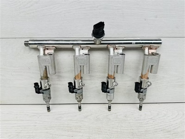 Инжекторы вместе с рампой сняты для чистки