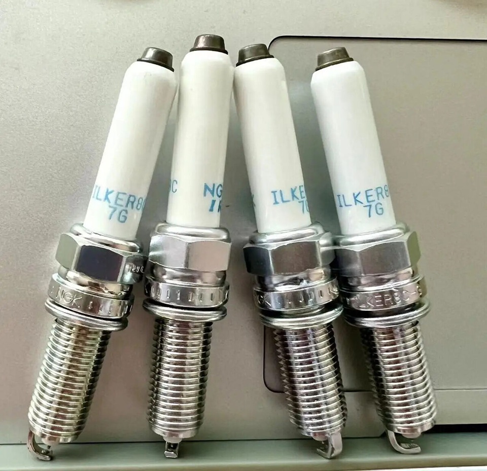 Комплект новых свечей зажигания