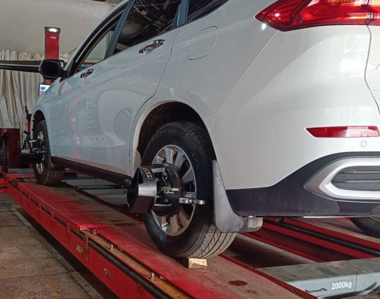 haval m6 в автосервисе на стенде сход развала