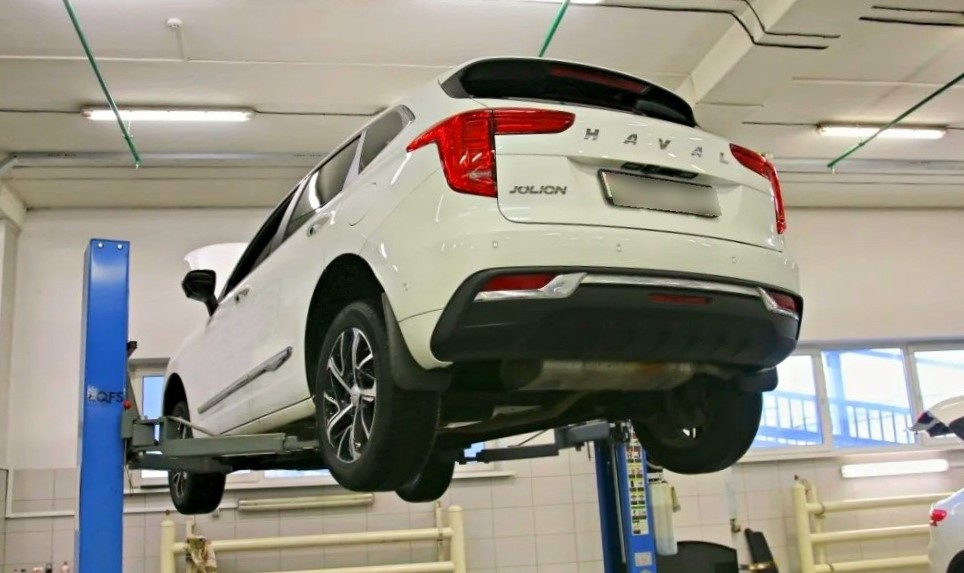 haval в автосервисе на подъемнике