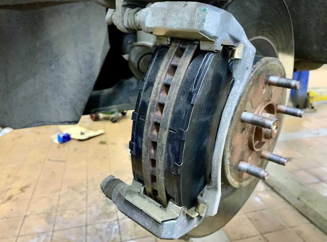 замена тормозных колодок