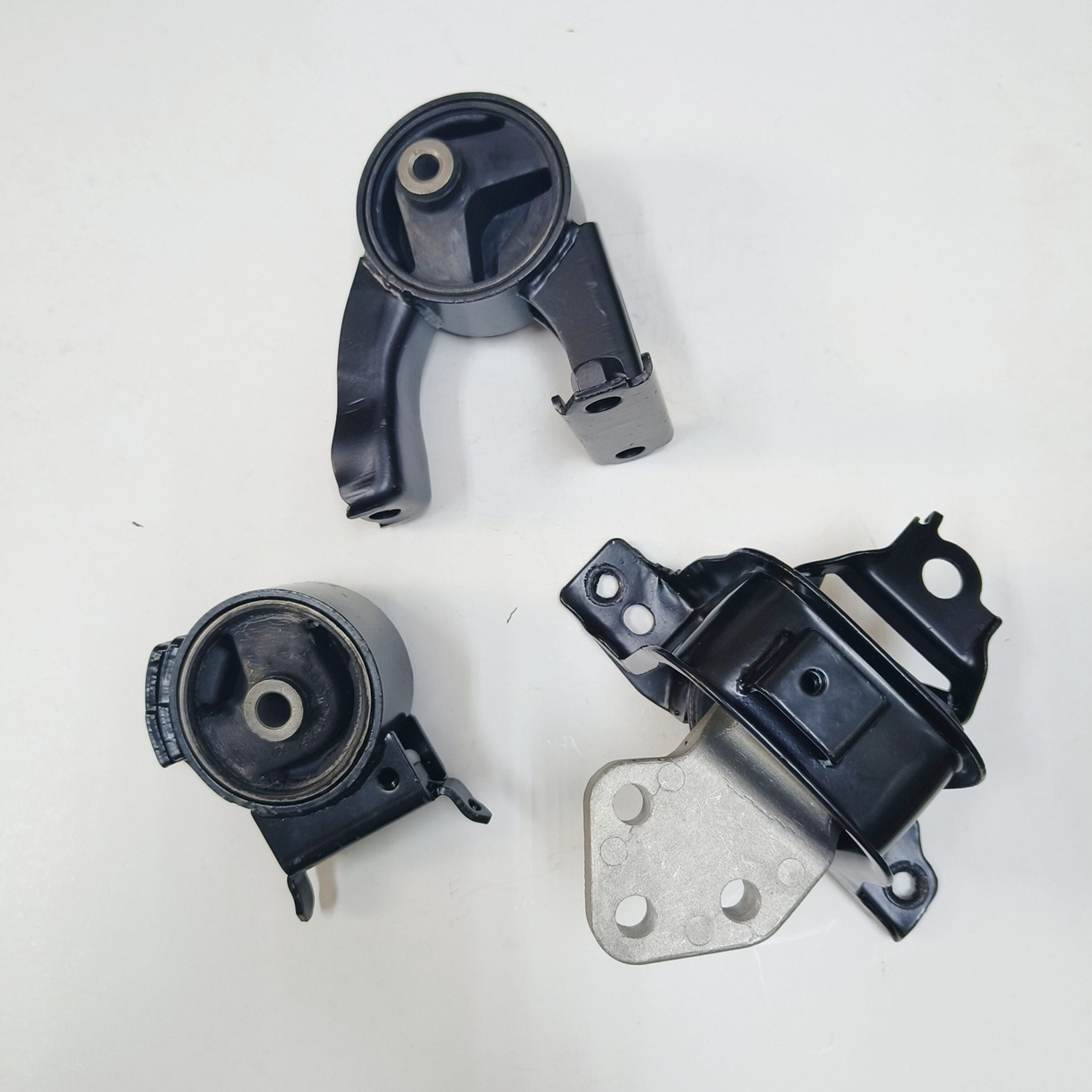 Комплект новых подушек двигателя