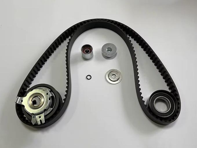 Комплект нового ремня и роликов